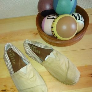 Toms men 10.5 Classic Rope Sole Slip ons